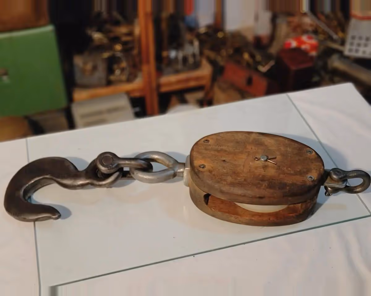 Ancienne poulie en bois