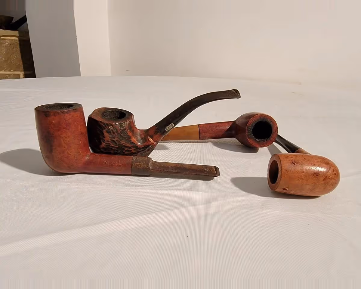 Lot de quatres pipes signées.