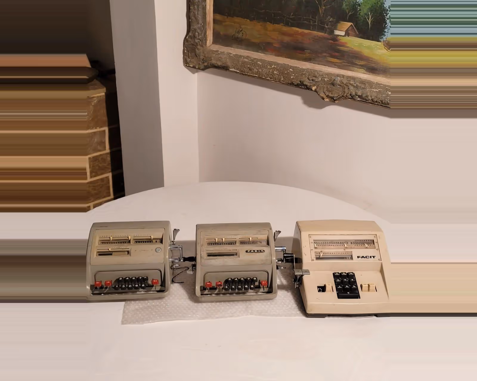 Trois anciennes calculatrices mécaniques